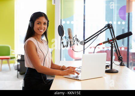 Junge gemischte Rasse Frau Aufnahme einen Podcast lächelnd in die Kamera Stockfoto