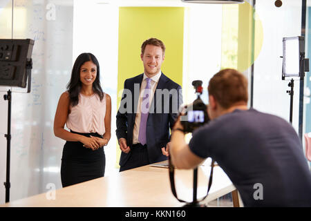 Drei Leute, die ein Corporate Video Stockfoto