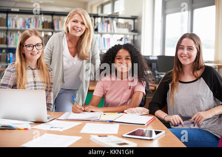 Frau Lehrerin arbeiten Mit weibliche Studenten in der Bibliothek Stockfoto