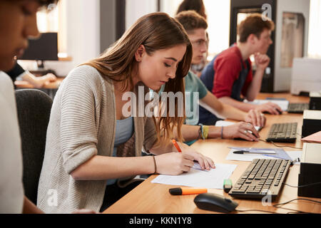 Design Studenten arbeiten an Computern in CAD/3D-Druck Lab Stockfoto