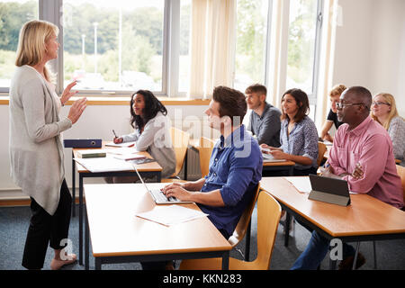 Weibliche Tutor Lehre Klasse für ältere Studierende Stockfoto