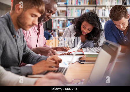 Gruppe von Reife Studenten, die am Projekt in der Bibliothek Stockfoto