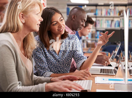 Reife weibliche Schüler mit Tutor Lernen Computerkenntnisse Stockfoto