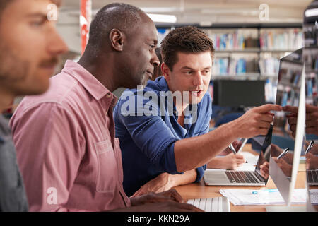 Reife männliche Kursteilnehmer mit Tutor Lernen Computerkenntnisse Stockfoto