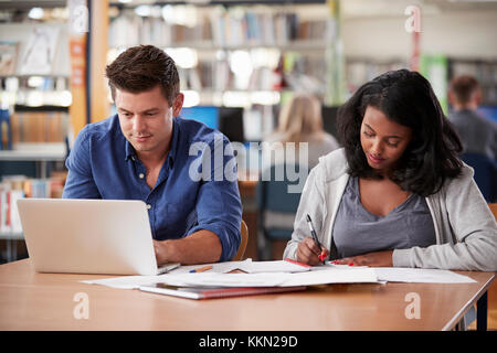 Zwei ältere Studierende Arbeiten am Laptop in der Hochschule Bibliothek Stockfoto