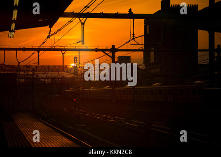 Ruhige Szene am Bahnhof in Sonnenuntergang warten auf die Bahn zu kommen. Stockfoto