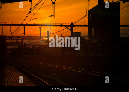 Ruhige Szene am Bahnhof in Sonnenuntergang warten auf die Bahn zu kommen. Stockfoto