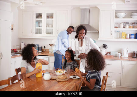 Familie mit Kindern im Teenageralter beim Frühstück in der Küche Stockfoto