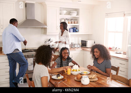 Familie mit Kindern im Teenageralter beim Frühstück in der Küche Stockfoto