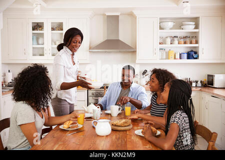 Familie mit Kindern im Teenageralter beim Frühstück in der Küche Stockfoto