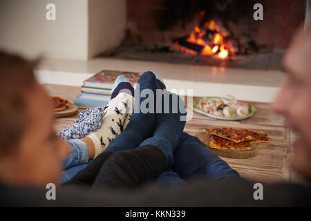 In der Nähe der Füße als Familie entspannen Neben offenen Feuer Stockfoto