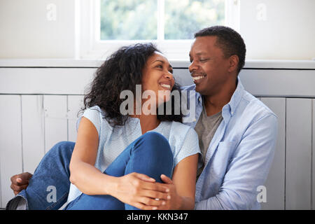 Romantisches Paar Entspannen im Sessel zu Hause Stockfoto