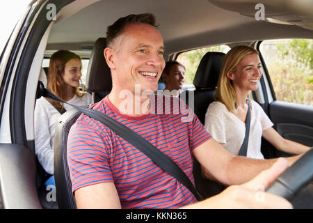 Familie mit jugendlichen Kindern im Auto auf der Straße Reise Stockfoto