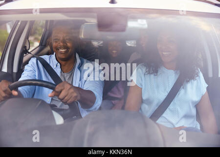 Familie mit jugendlichen Kindern im Auto auf der Straße Reise Stockfoto