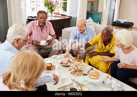 Gruppe von älteren Freunden genießen Nachmittagstee zu Hause zusammen Stockfoto