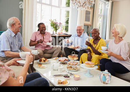 Gruppe von älteren Freunden genießen Nachmittagstee zu Hause zusammen Stockfoto