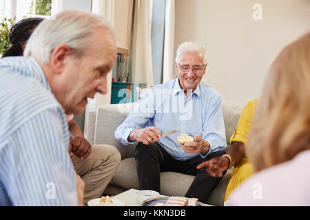 Gruppe von älteren Freunden genießen Nachmittagstee zu Hause zusammen Stockfoto
