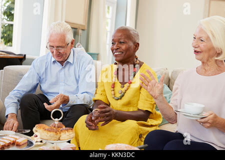 Gruppe von älteren Freunden genießen Nachmittagstee zu Hause zusammen Stockfoto