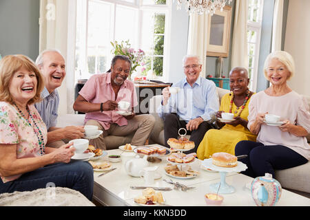Portrait von älteren Freunden genießen Nachmittagstee zu Hause Stockfoto