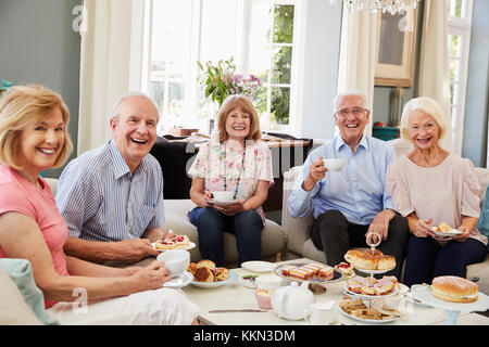 Portrait von älteren Freunden genießen Nachmittagstee zu Hause Stockfoto