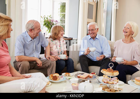 Gruppe von älteren Freunden genießen Nachmittagstee zu Hause zusammen Stockfoto