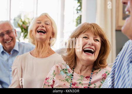 Gruppe von älteren Freunden entspannen auf dem Sofa zu Hause Stockfoto
