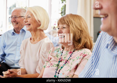 Gruppe von älteren Freunden entspannen auf dem Sofa zu Hause Stockfoto
