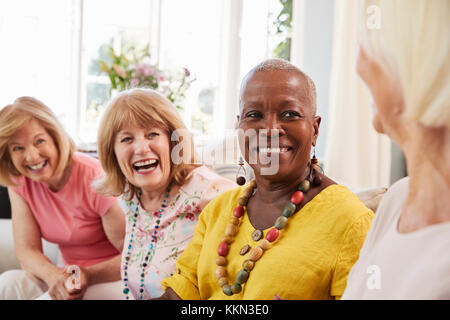 Gruppe von älteren weiblichen Freunden entspannen auf dem Sofa zu Hause Stockfoto