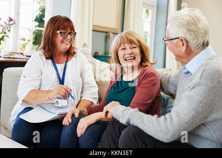 Weiblichen Support Worker Visits Senior Paar zu Hause Stockfoto