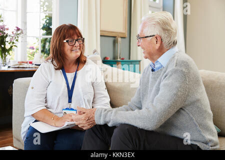 Weiblichen Support Worker Besuche älterer Menschen zu Hause Stockfoto