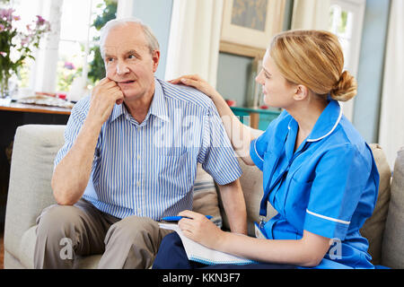 Gemeinschaft Krankenschwester Besuche älterer Menschen mit Depressionen leiden Stockfoto