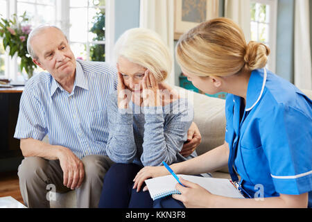 Gemeinschaft Krankenschwester Besuche ältere Frau mit Depressionen leiden Stockfoto