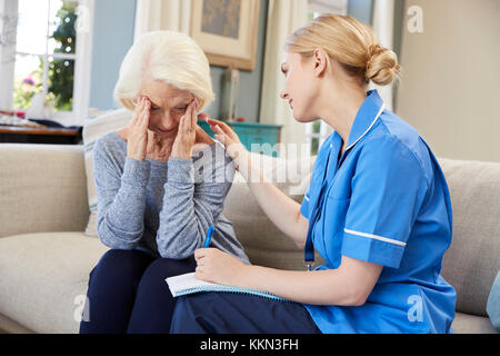 Gemeinschaft Krankenschwester Besuche ältere Frau mit Depressionen leiden Stockfoto