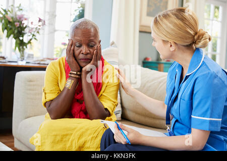 Gemeinschaft Krankenschwester Besuche ältere Frau mit Depressionen leiden Stockfoto