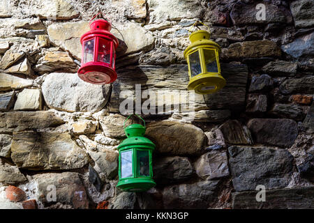 Laternen an der Wand aufhängen, in San Sebastian Stockfoto