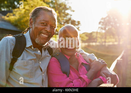 Portrait von Senior Paar Wandern in der Landschaft zusammen Stockfoto