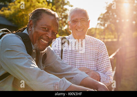 Porträt von zwei männlichen Senior Freunden Wandern im Hinterland Stockfoto