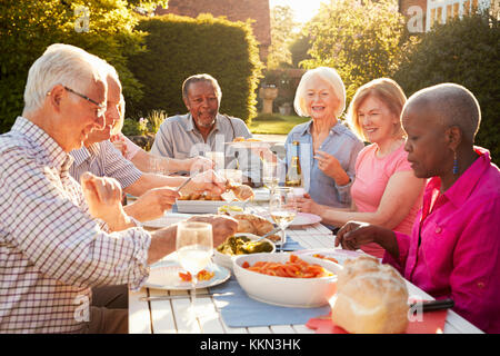 Gruppe von älteren Freunden genießen Outdoor Party zu Hause Stockfoto