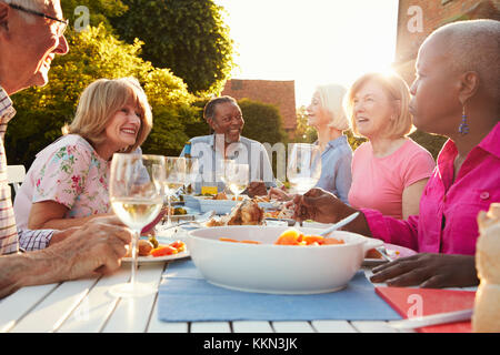 Gruppe von älteren Freunden genießen Outdoor Party zu Hause Stockfoto