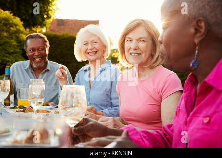 Gruppe von älteren Freunden genießen Outdoor Party zu Hause Stockfoto