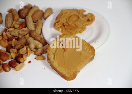 Toast mit Erdnussbutter auf weißem Hintergrund Stockfoto