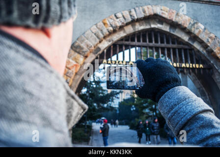 Foto Mann, Lächeln, mit dem Hintergrund der Burg in Budapest. Stockfoto