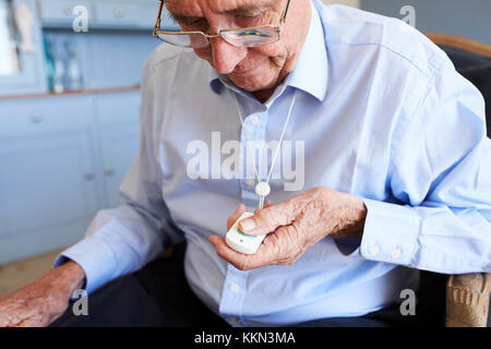 Ältere Menschen zu Hause mit Notrufanlage Schaltfläche Anruf Stockfoto