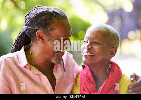 Senior Paar auf dem Weg in die Landschaft zusammen Stockfoto