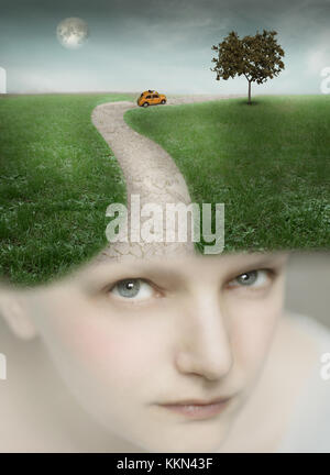 Künstlerisches Porträt eines Mädchens mit einer Fantasielandschaft auf dem Kopf Stockfoto