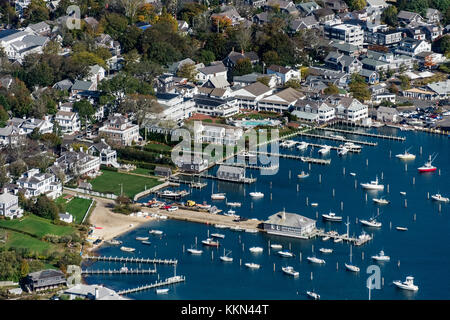 Luftaufnahme von Edgartown Hafen, Martha's Vineyard, Massachusetts, USA. Stockfoto