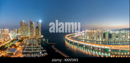 Panorama von busan City Skyline Blick in haeundae, gwangalli Strand mit yacht Pier in Busan, Südkorea. Stockfoto