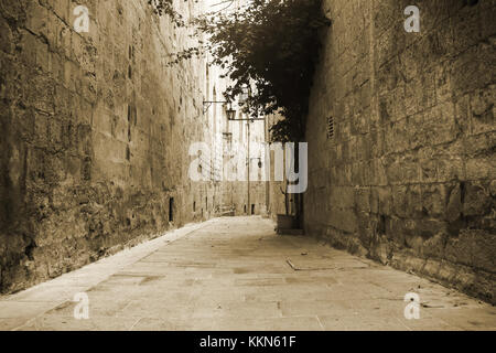 Alte Gasse in mdina Malta in Sepia. Stockfoto