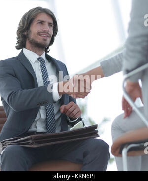 Erfolgreiche Job Interview mit Chef und Mitarbeiter handshaking Stockfoto