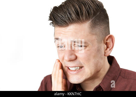 Studio shot des jungen Mannes leiden mit Zahnschmerzen Stockfoto